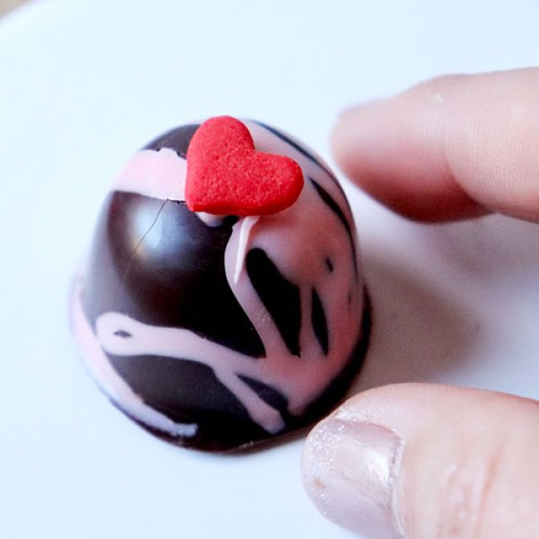 チョコレート型でバレンタインの簡単手作りチョコレートを