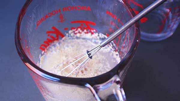 フォカッチャ用のイーストと水を混ぜる