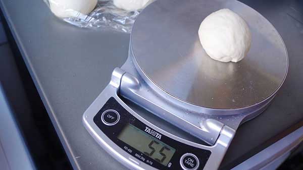 フォカッチャ生地をミニサイズに小さく丸める