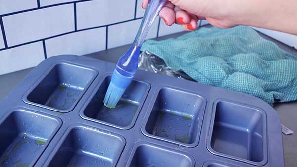 フォカッチャ型に油を塗る