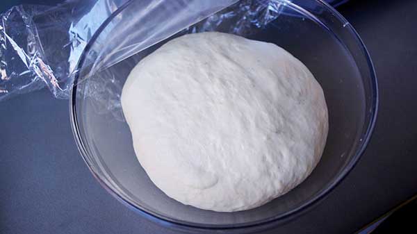発酵が終わったフォカッチャ生地