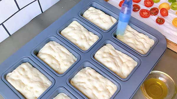 フォカッチャ生地の表面にオリーブオイルを塗る