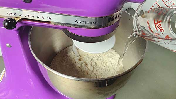 キッチンエイドでパン生地を捏ねる