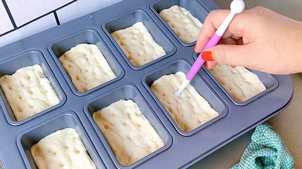 フォカッチャ生地の表面に凹凸を作る