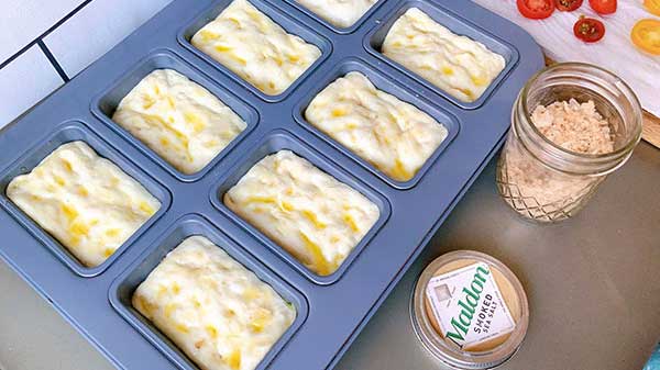 フォカッチャ生地に粗塩をふる