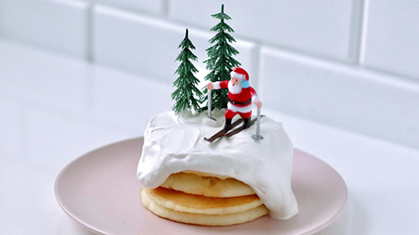 パンケーキのホイップクリームの上を、サンタさんに滑って頂きました❤︎