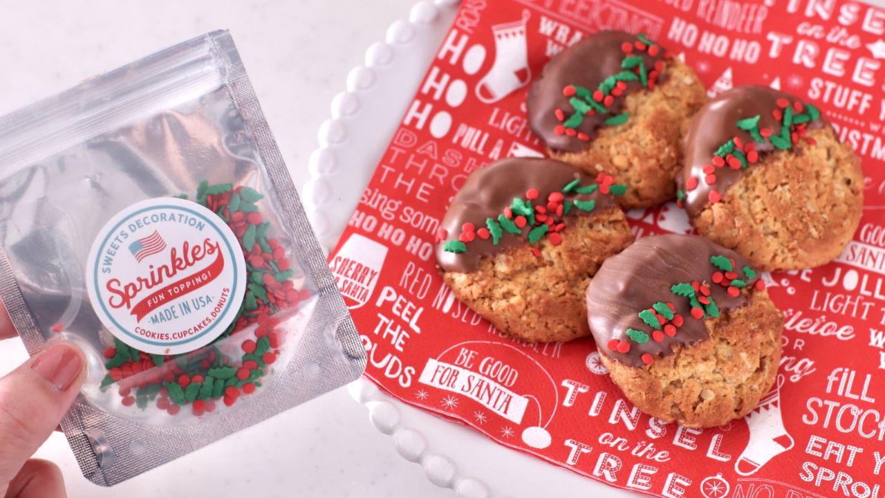 クリスマススプリンクルをかけたクッキー