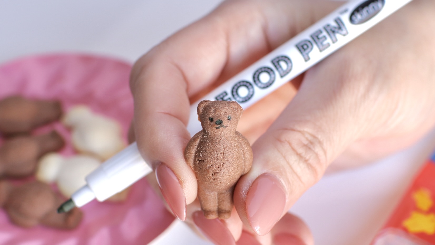 フードペン・スキニーで、テディベアビスケットに顔を描く