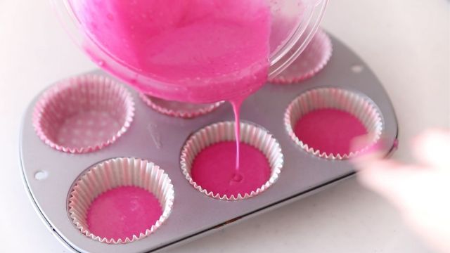 ドラゴンフルーツのピンクで、ケーキを焼いてみた