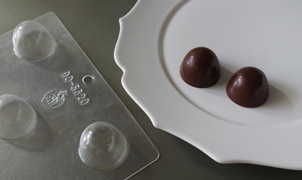 小さなリボンのチョコレート型でバレンタインの簡単手作りチョコレートを