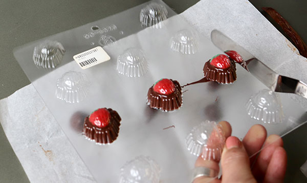 チョコレート型でバレンタインの簡単手作りチョコレートを